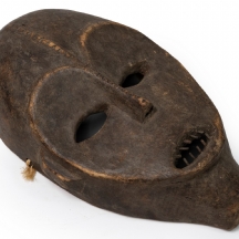 מסיכה אפריקאית מסוג (Bwami) עשויה עץ מגולף כפי הנראה של אנשי הלגה (Lega peoples)