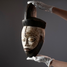 מסכה אפריקאית שבטית של אנשי הפונו (Punu) גבון, עשויה עץ מגולף ופיגמנט