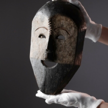 מסיכה אפריקאית של אנשי הנגבאקה (Ngbaka People) עשויה עץ מגולף ופיגמנט