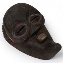 מסיכה אפריקאית של אנשי המבג'אני (mbagani / bambaqgani people) עשויה עץ מגולף