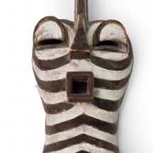 מסכה אפריקאית מסוג: 'Kifwebe mask' (משבט אנשי ה: Songye)