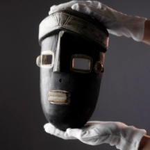 מסיכה אפריקאית של אנשי הנגבאקה (Ngbaka People) עשויה עץ מגולף ופיגמנט