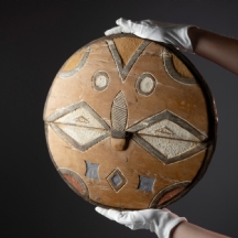 מסכה אפריקאית משבט הטקה (Teke) של קונגו עשויה עץ מצוייר