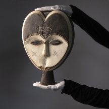 מסיכה אפריקאית של אנשי ה-Kwele, או Bakwele עשויה עץ מגולף ופיגמנט