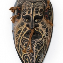 מסכה מפפואה ניו גינאה באוקיאניה עשויה עץ מגולף וצבוע וחבל