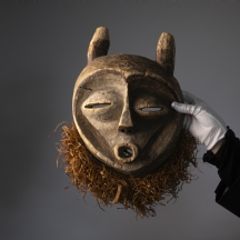 מסכה אפריקאית של אנשי הלגה The Lega people עשויה עץ מגולף וסיבים צמחיים