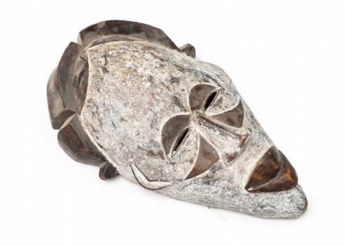 מסכה אפריקאית שבטית עתיקה של אנשי הפונו (Punu) גבון, עשויה עץ מגולף וצבוע פיגמנט