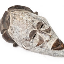 מסכה אפריקאית שבטית עתיקה של אנשי הפונו (Punu) גבון, עשויה עץ מגולף וצבוע פיגמנט