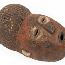 מסיכה אפריקאית עשויה עץ מגולף ופיגמנט