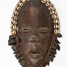 מסכה אפריקאית של אנשי הדן (Dan People) עשויה עץ, חבל, קונכיות ופיסות מתכת