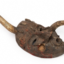 מסיכה אפריקאית של אנשי שבט הסנופו Senufo' מחוף השנ הב' עשויה עץ מגולף וקרני חיה