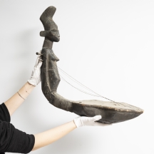 כלי נגינה אפריקאי (נבל) מהרפובליקה הדמוקרטית של קונגו, עשוי עץ מגולף ומיתרים.