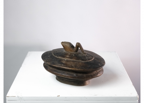 קופסא אפריקאית של אנשי הלוזי (Lozi people) עשויה עץ מעוטרת בדמות ברווז