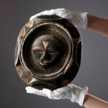 'מסיכת ירח' אפריקאית מאיזור ניגריה, עשויה עץ מגולף ופיגמנט