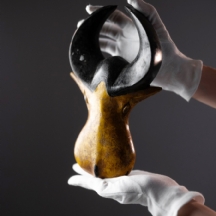 קישוט אפריקאי עשוי עץ ופיגמנט