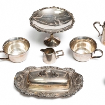 9 כלי מתכת מצופים כסף, חלקם חתומים, יצרנים שונים