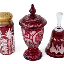 3 כלי זכוכית בוהמיים עתיקים עשויים רובי-גלאס