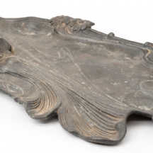 כלי פיוטר שולחני בסגנון אר נובו, מעוטר בדמות אישה, לא חתום