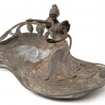 כלי פיוטר שולחני בסגנון אר נובו, מעוטר בדמות אישה, לא חתום