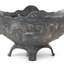 כלי פיוטר שולחני מעוטר עיטורי בלט בצורת אייל קורא