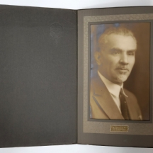 צילומים אמריקאים עתיקים, בני יותר מ-100 שנה בתוך מעטפת קרטון מקורית