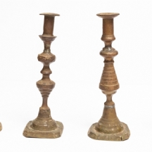 4 פמוטים עתיקים עשויים פליז (זוג ושני יחידים) סוף המאה ה-19, תחילת ה-20