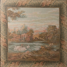 גובלן ממוסגר בעל דגם ברבורים , עשוי בעבודת מכונה, נתון במסגרת נאה