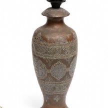 בסיס (רגל) למנורה, עשוי כד סורי עתיק מהמאה ה-19, מעוטר עבודת דמשק