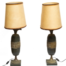 זוג מנורות  שולחניות עשויות מתכת בצורת כדי אמפורה עתיקים