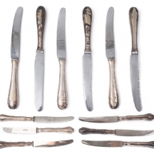 12 סכינים עתיקות, קליפות הידיות עשויות כסף וחתומות, יצרנים שונים ודגמים שונים