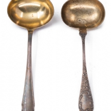שתי כפות כסף עתיקות לרוטב, יצרנים ודגמים שונים, עשויות כסף '800', חתומות