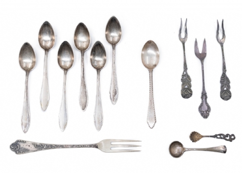 13 פרטי סכו"ם שונים עשויים כסף, חתומים, יצרנים ודגמים שונים