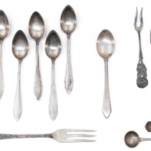 13 פרטי סכו"ם שונים עשויים כסף, חתומים, יצרנים ודגמים שונים