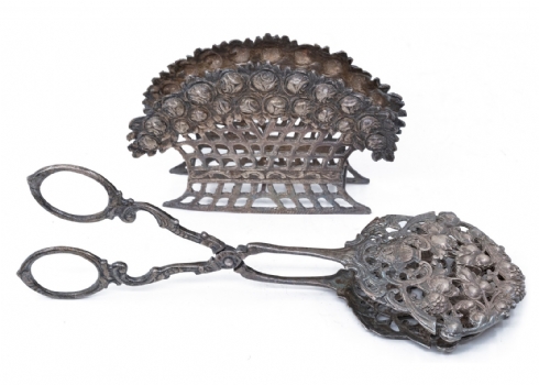 שני חפצי כסף: מעמד למפיות (מפיון) ומלקחיים, חתומים '800'