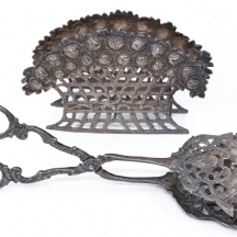 שני חפצי כסף: מעמד למפיות (מפיון) ומלקחיים, חתומים '800'