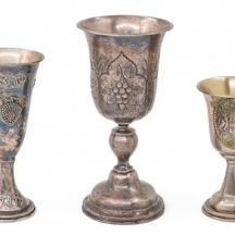 שלושה גביעי קידוש שונים עשויים כסף '800', דגמים ויצרנים שונים, חתומים