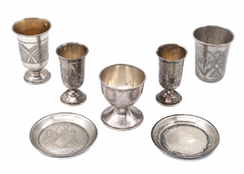שבעה חפצי כסף קטנים (2 תחתיות ועוד 5 גביעי וכוסיות קידוש), כולם חתומים