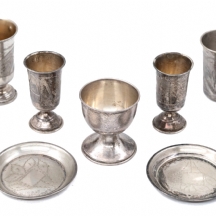 שבעה חפצי כסף קטנים (2 תחתיות ועוד 5 גביעי וכוסיות קידוש), כולם חתומים