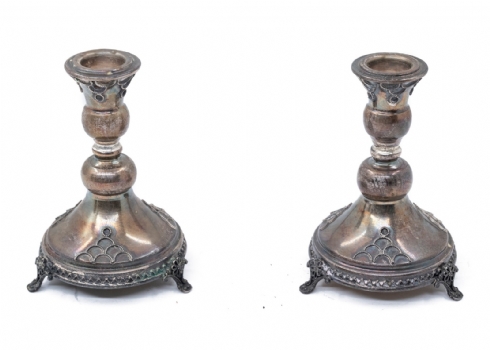 זוג פמוטי כסף עשויים כסף '925' (סטרלינג) חתום, מעוטרים עיטורי פיליגראן עדינים