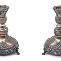 זוג פמוטי כסף עשויים כסף '925' (סטרלינג) חתום, מעוטרים עיטורי פיליגראן עדינים