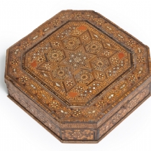 תיבה סורית שולחנית עתיקה וגדולה עשויה עץ ומעוטרת בעבודת קאטם קארי (Khatam Kari)