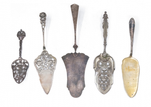 חמש כפות הגשה שונות עשויות כסף, חתומות, יצרנים ודגמים שונים