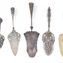 חמש כפות הגשה שונות עשויות כסף, חתומות, יצרנים ודגמים שונים