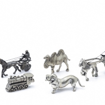 תשע קישוטי שולחן מיניאטוריים שונים, 8 מתוכם עשויים כסף וחתומים