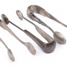 שלושה מלקחיים עתיקים עשויים כסף, חתומים