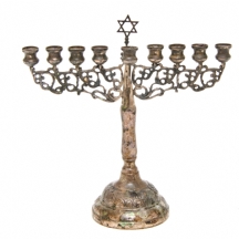 חנוכיה ישנה עשויה כסף