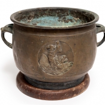 עציץ סיני עתיק בן כמאה שנה עשוי פליז, ללא תחתית, בסיס עץ