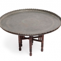 מגש פרסי גדול ועתיק מהמאה ה-19, ובסיס עץ מתקפל