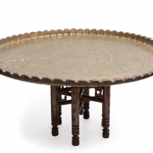 מגש פרסי עתיק עשוי פליז מעוטר בעבודת יד, ובסיס עץ מתקפל