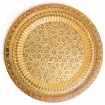 מגש ספרדי עגול, עשוי פליז מעוטר בעבודת יד בדגם גיאומטרי בסגנון ספרדי קולוניאלי